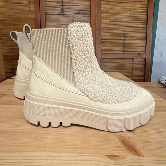 $249 Sorel - Caribou™ X Boot Chelsea lug Cozy - cream ivory shearling Size 9.5 - Picture 8 of 15